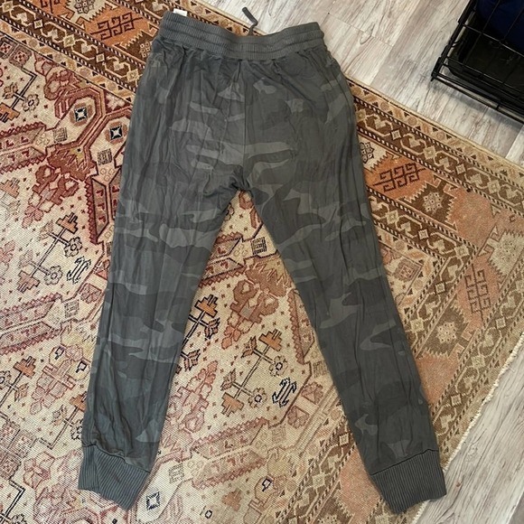 Splendid Supersoft Camo Jogger medium - Picture 9 of 9